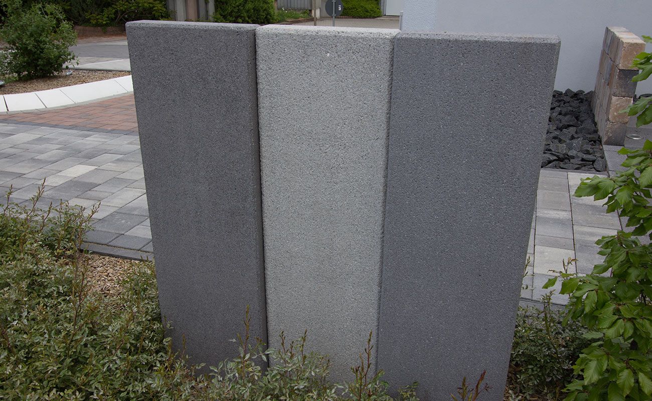 Stele in verschiedenen Größen und Farben